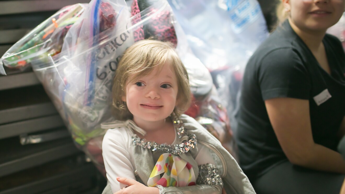 一个年轻的女孩,短头发穿着服装在舞蹈表演后台。