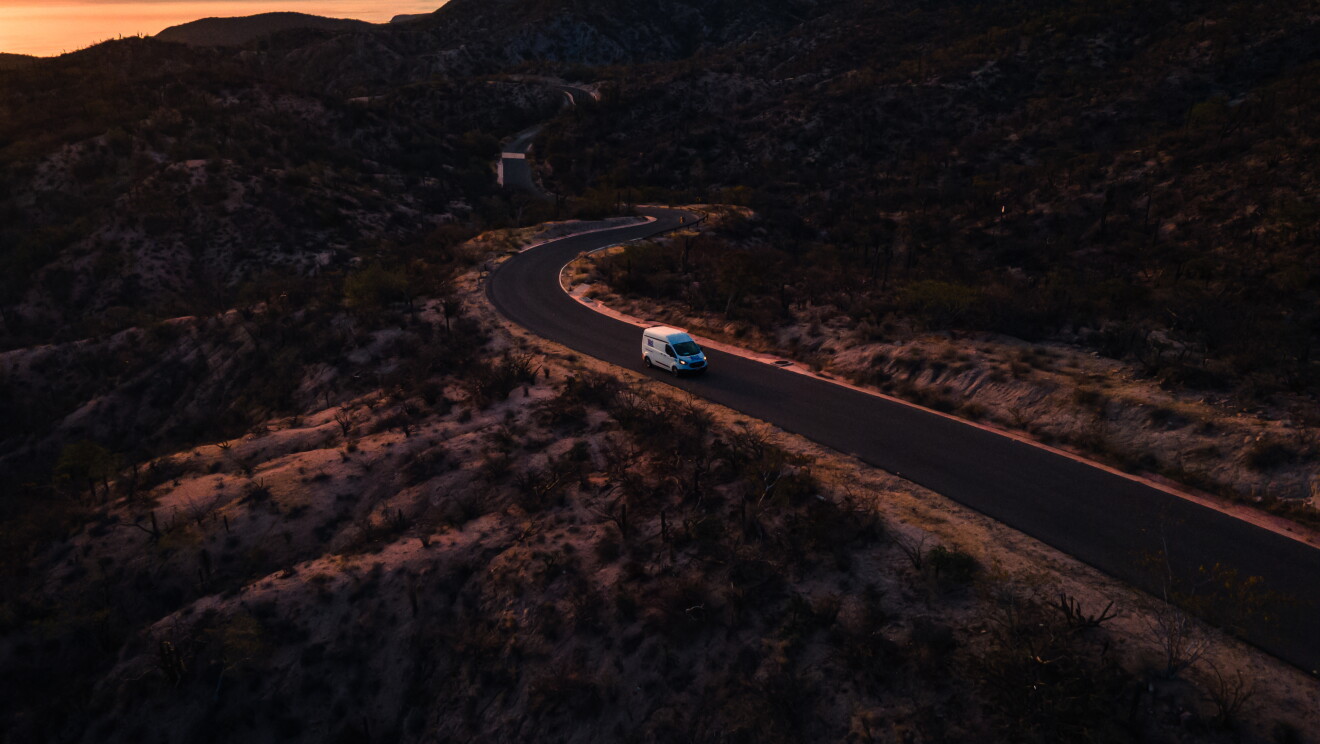 Deliveries Around the World México: furgoneta circulando en una carretera de montaña.