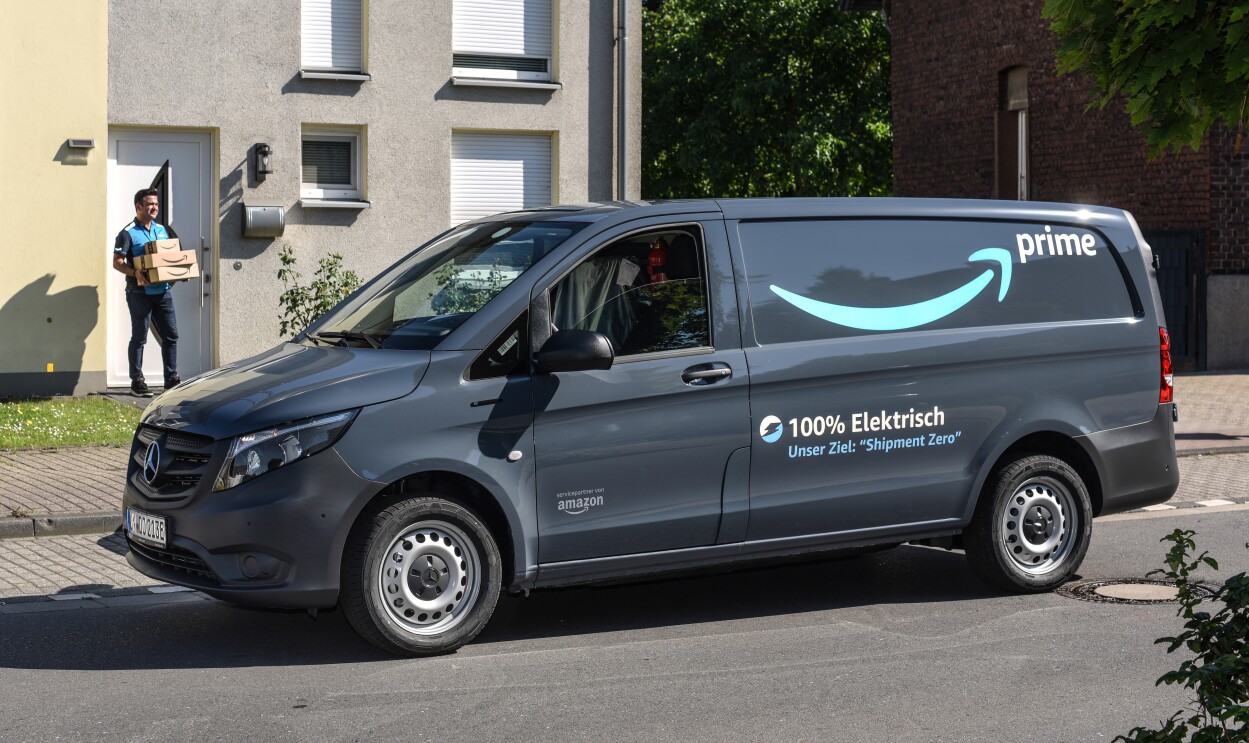 In Essen werden Amazon Pakete mit Elektrolieferfahrzeugen an die Kundinnen und Kunden ausgeliefert. 