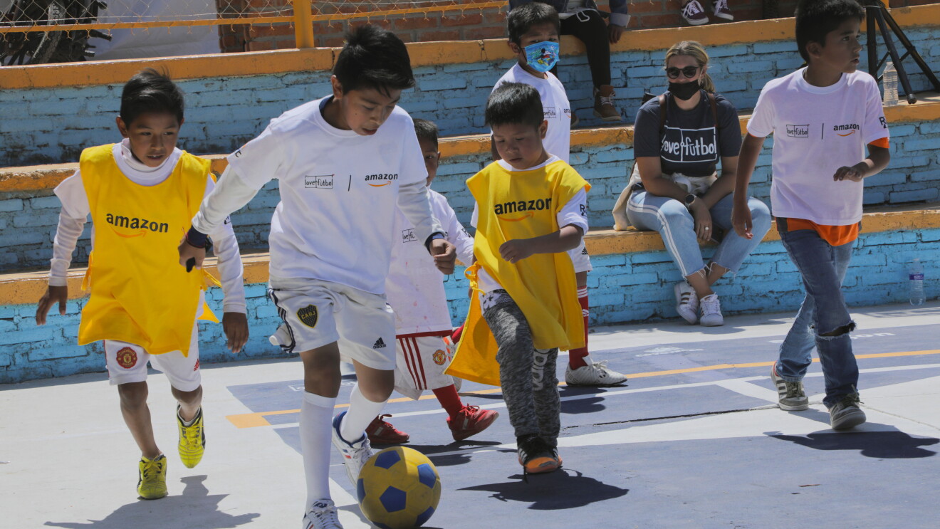 Niños jugando a fúbtol.