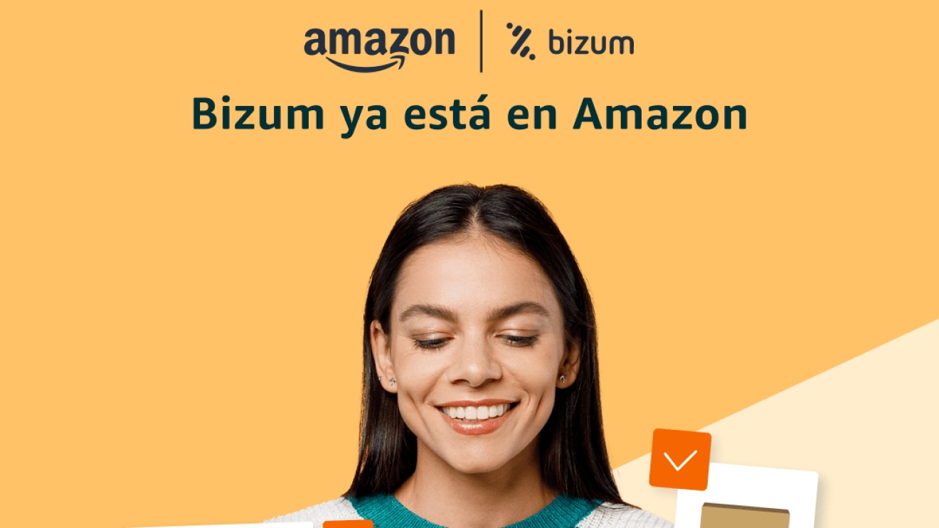 Bizum ya esta en Amazon: una mujer con un teléfono móbil comprando. 