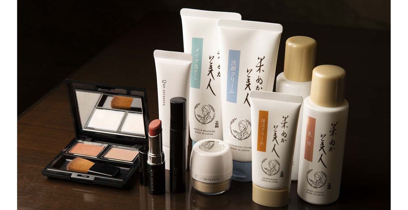 洗顔クリームから保湿クリームまでスキンケア製品だけでなくベースメイクやポイントメイクまで幅広い商品が並ぶ写真