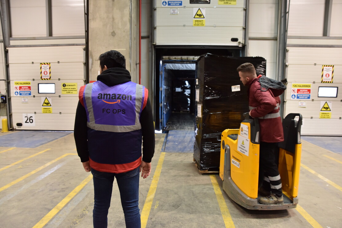 Die Amazon Spendenlieferungen für die Erdbebengebiete werden im Logistikzentrum für den Versand vorbereitet.