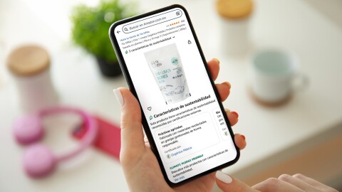 Teléfono con la aplicación de Amazon y el Climate PLedge Friendly