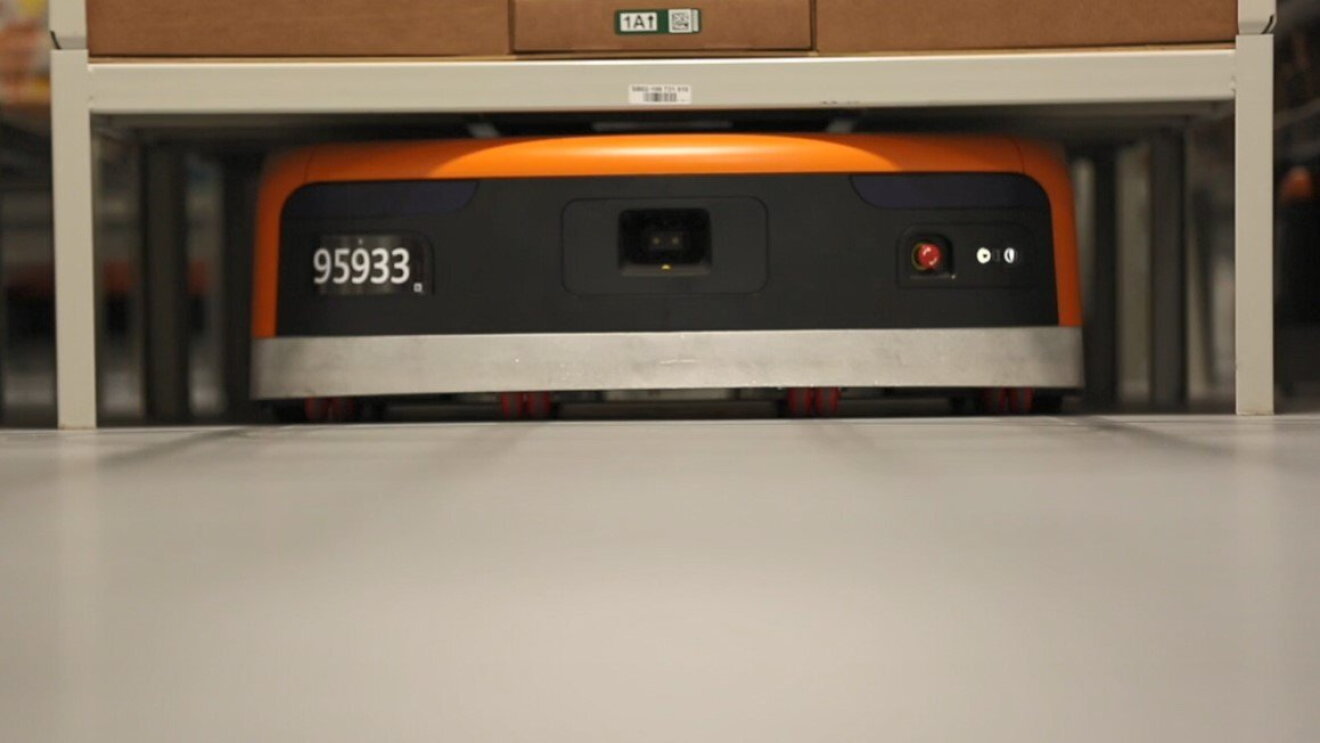 Primer plano de un drive de Amazon transportando una pod.