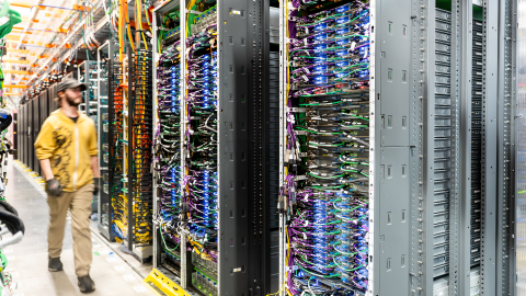 Technicies marche dans un data center 