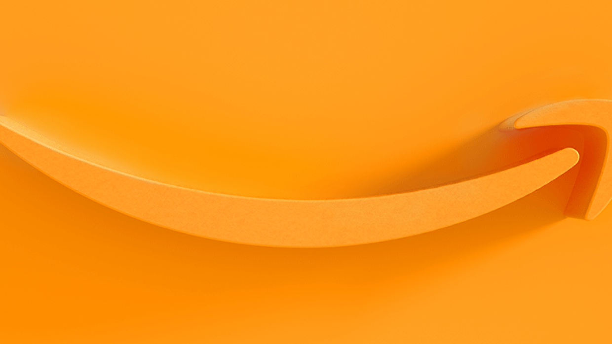 Der orange farbene Pfeil aus dem Amazon Logo auf orange farbenem Hintergrund.