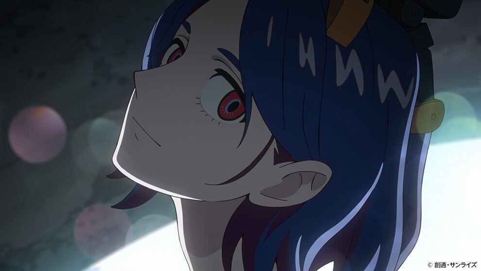 トンネル入口で首を傾け、こちらを見下ろすセミロングの髪と赤い瞳の少年(シュウジ・イトウ)の顔。背後から差し込む陽光が作り出す光の輪が、神秘的な雰囲気を演出している。