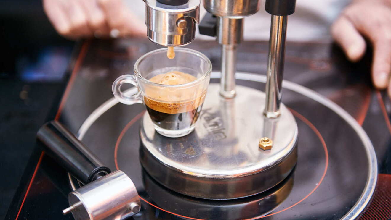 Macchinetta del caffè Kamira con tazzina piena di espresso 