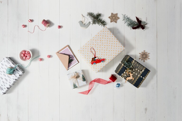 Handmade Weihnachtsgeschenke mit Karten und Päckchen