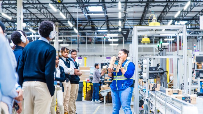 学生们参观亚马逊机器人执行中心