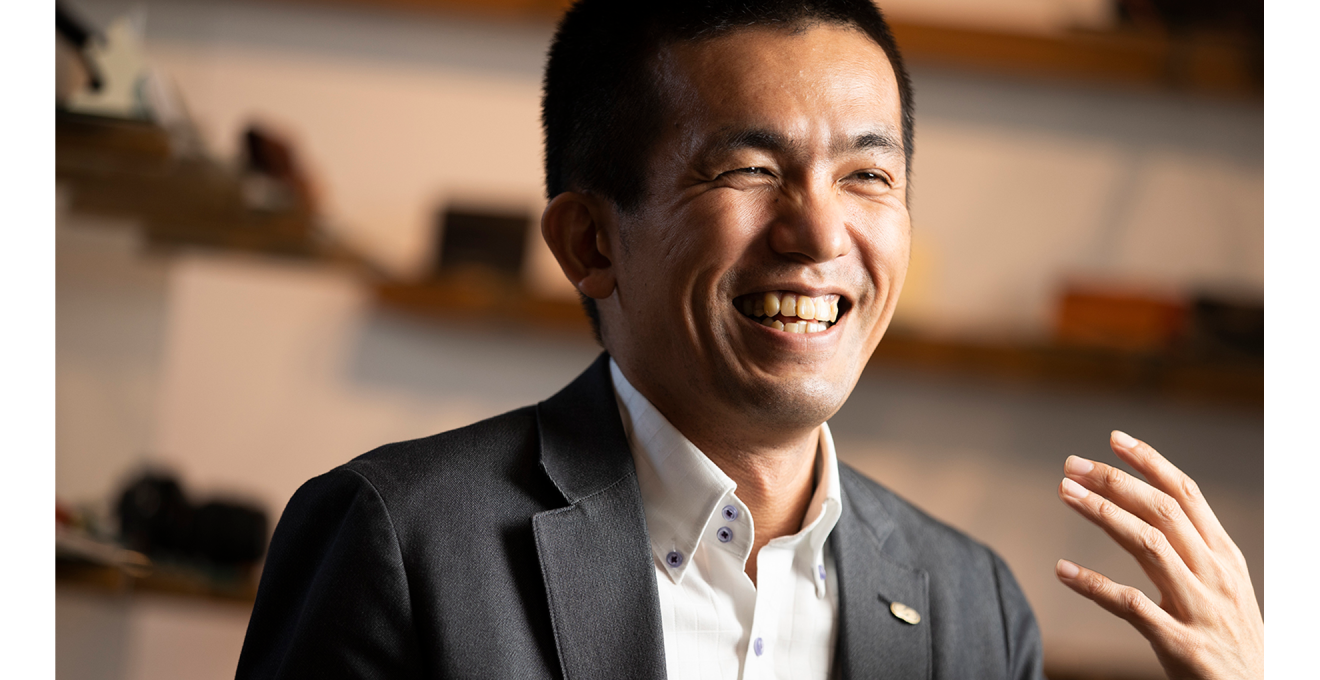 笑顔で話す山本さんの写真