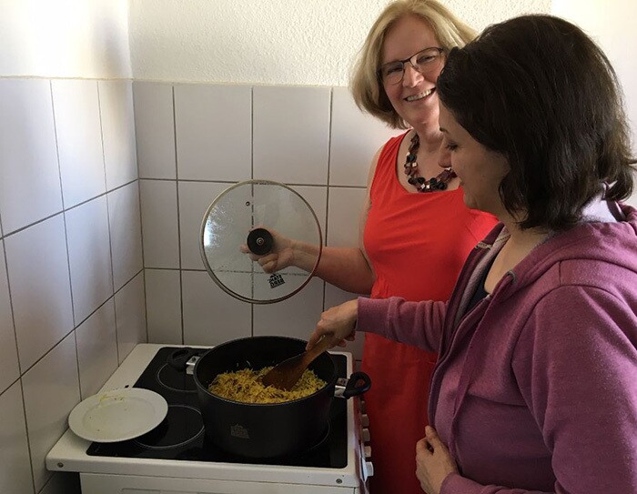 Susanne und Soraya zusammen beim Kochen