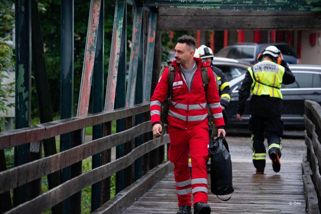 Amazon Logistikmitarbeiter im Einsatz für die Hochwasseropfer