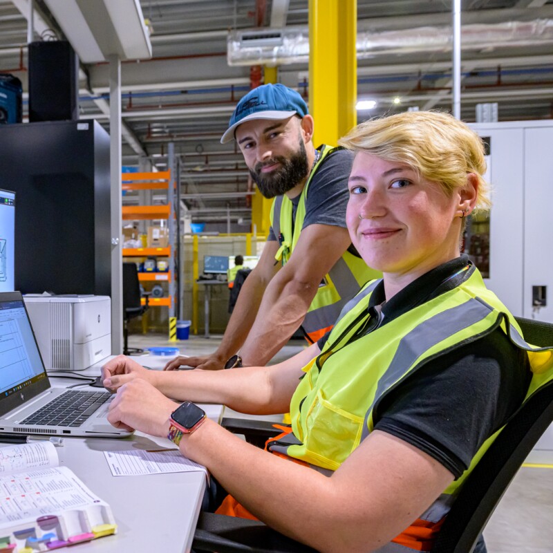 Eine junge Technikerin