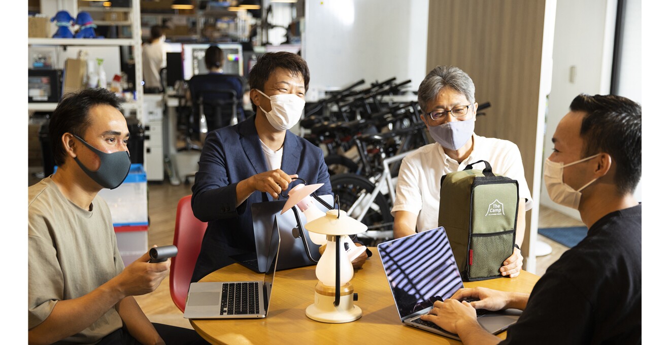 商品を並べてミーティング中の様子