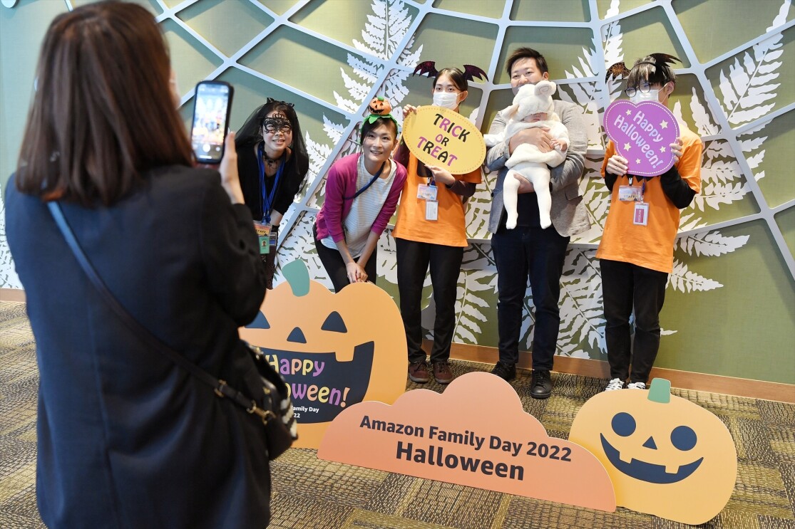 羊に仮装した子どもと写真を撮る様子