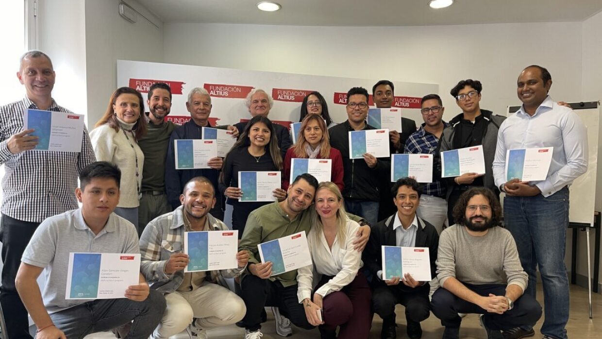 Foto de los estudiantes graduados con el diplome en la Formación Altius.