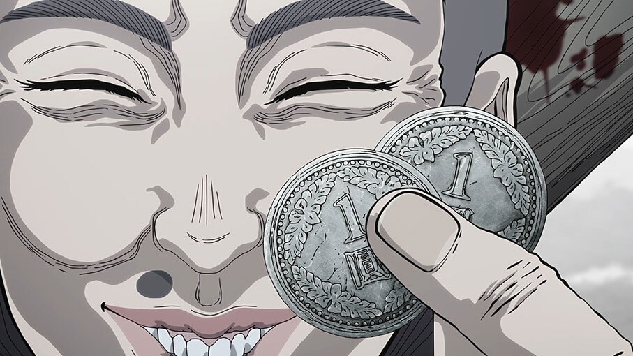 指で挟んだ2枚の硬貨を見せつけ、満面の笑みを浮かべるアニメキャラクターの顔のアップ。頭の後ろの木片に血痕が見える。