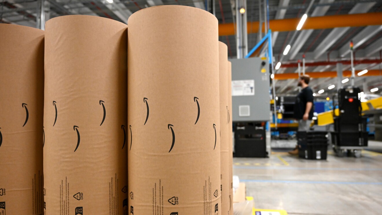 Eine Nahaufnahme einer intelligenten Papierverpackung in einem Amazon Fulfilment Center