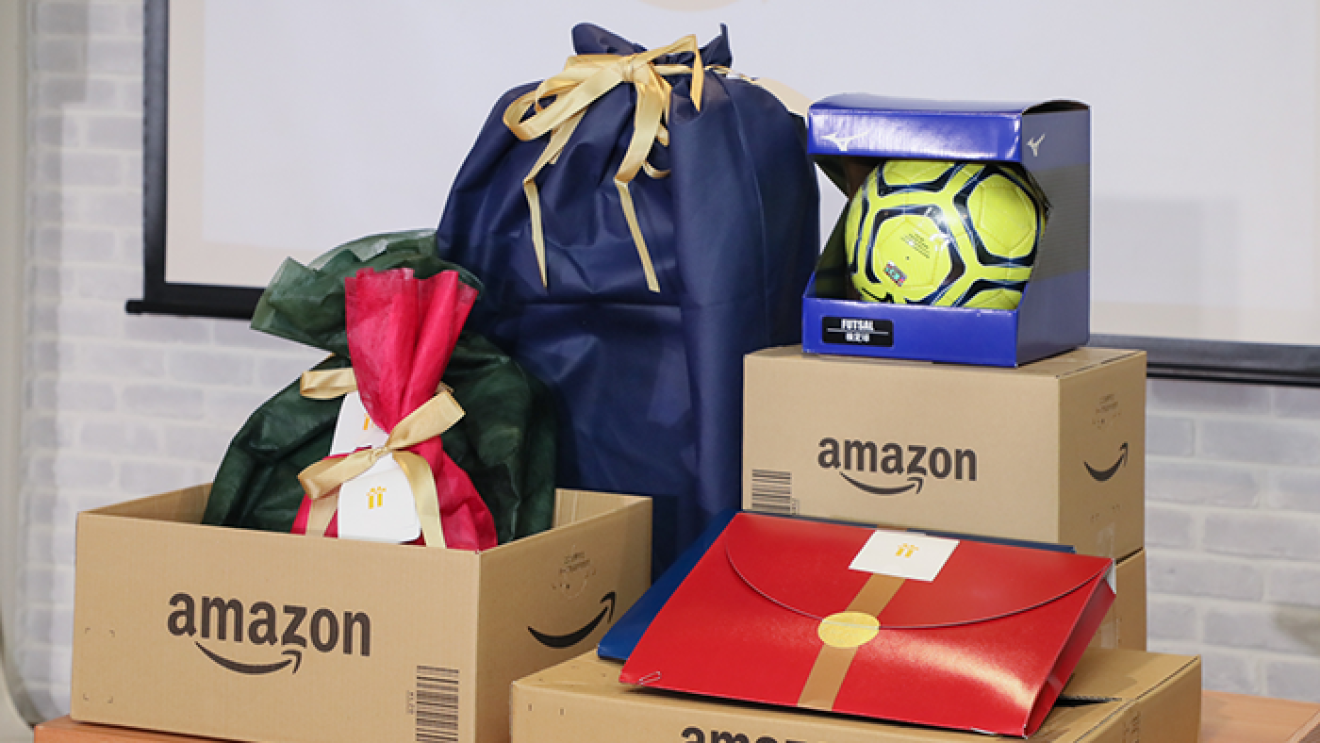 ホリデーシーズンに笑顔を届ける、AmazonのDelivering Smiles
ユージさん、岡部将和さんと共に、キッズドアの子どもたちにプレゼント