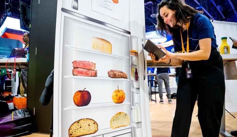 AWS员工Lydia Khalfoun在re:Invent 2022会议上演示了一款名为Kitchen Guard的AWS应用程序。