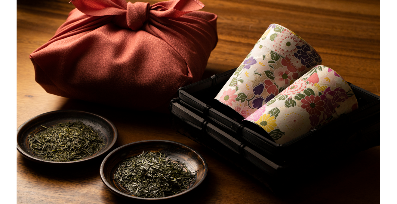 静岡茶と掛川茶のセットの写真。黒い籠に和紙で仕上げられた茶缶が収まり、風呂敷で包まれる。