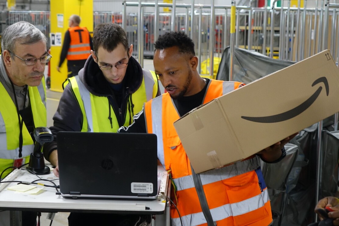 Ein Amazon Mitarbeiter zeigt den Besuchern die Abläufe im Verteilzentrum.