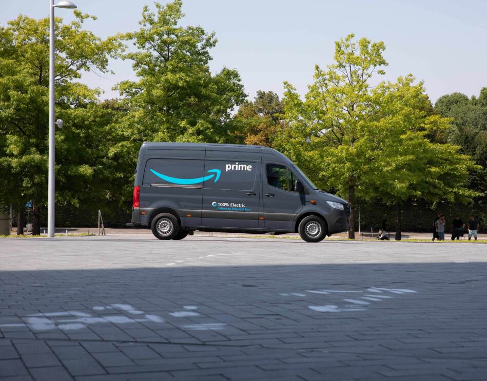 Die 1.800 beauftragten Elektrofahrzeuge werden ab 2020 für Kundenlieferungen eingesetzt und tragen dazu bei, Tausende von Tonnen Kohlenstoff einzusparen.