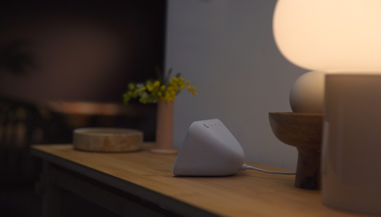 薄暗い部屋に置かれたAmazon Echo Show 5。光を発していない