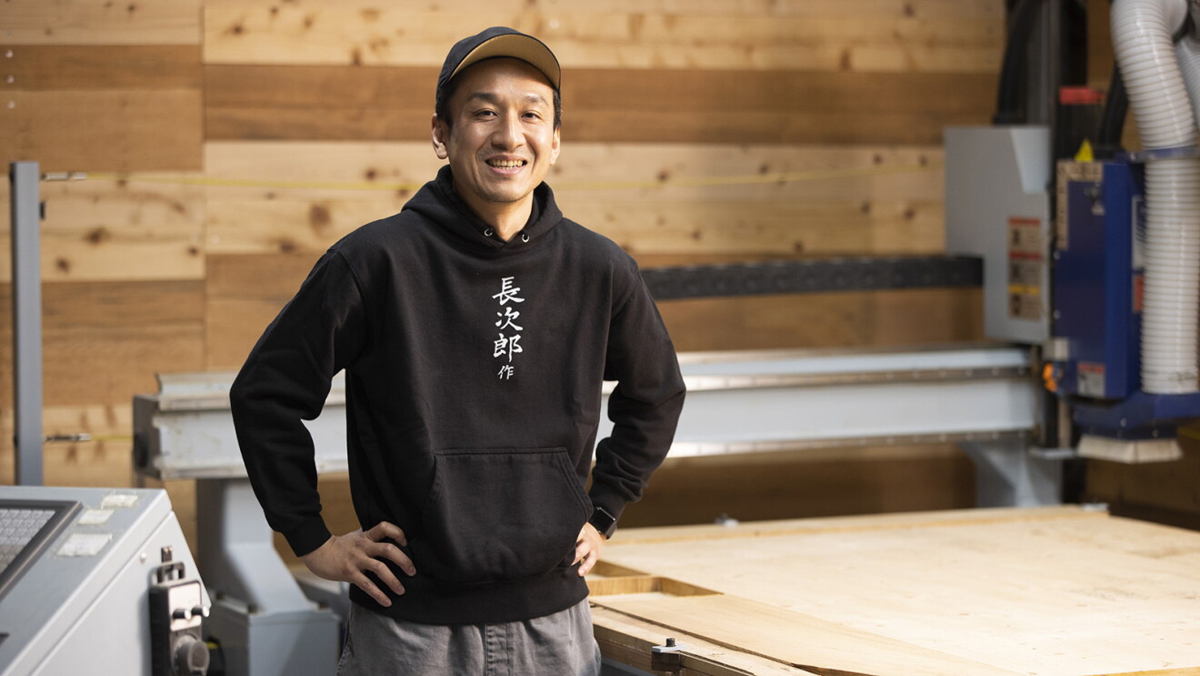 木工作業場で黒いパーカー姿の男性