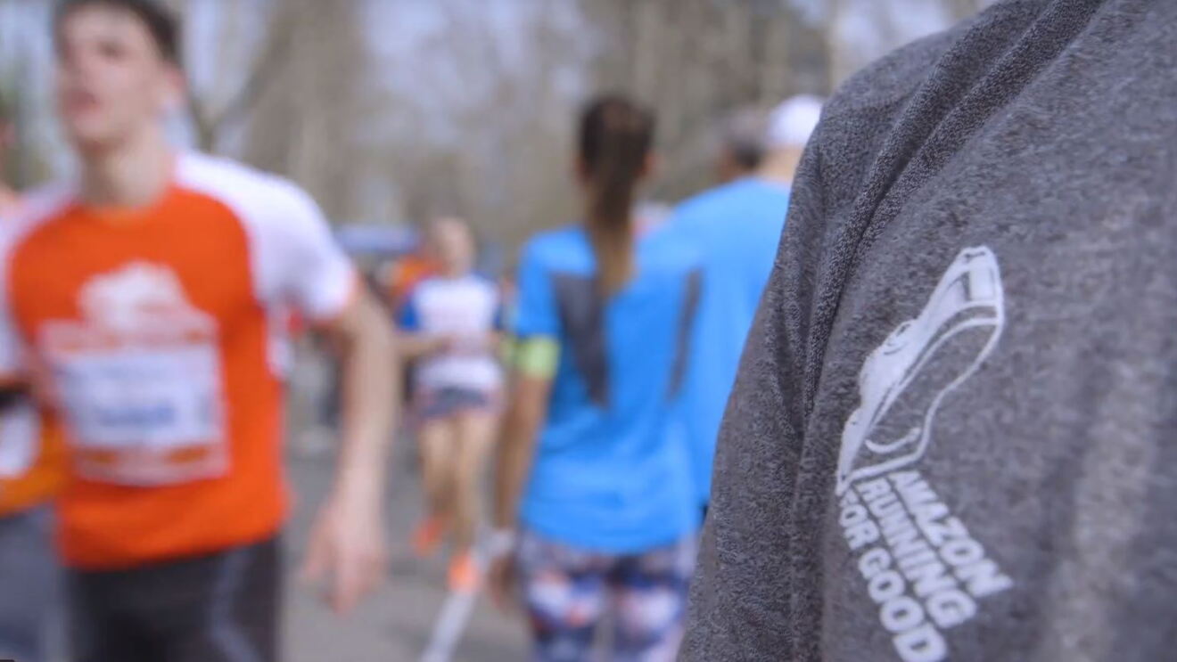 Primo piano del logo 'Amazon Running for Good' stampato su una t-shirt 