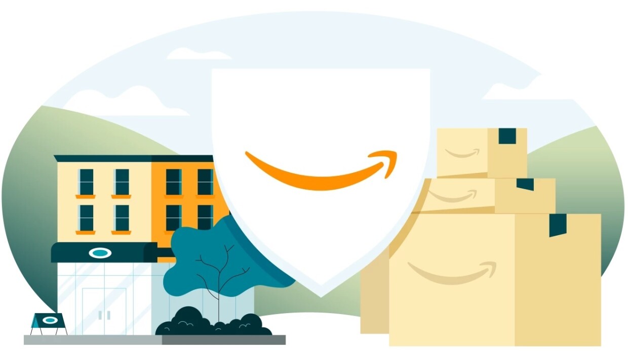 Cajas de Amazon al lado de un edifico y del logo.