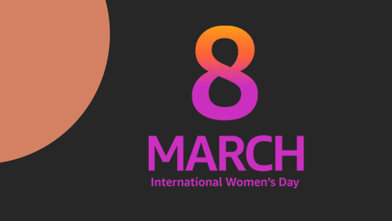 Cartel de 8 de marzo e International Women's Day. Todas las letras en morado. El fondo es negro, al lado derecho la silueta de una cara de color crudo y al izquierdo como un sol de color naranja. 