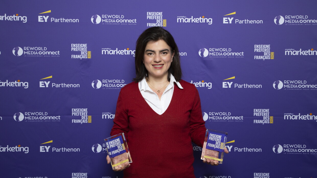 Zena Siraudin accepting the 'ENSEIGNE PRÉFÉRÉE DES FRANÇAIS 2022' awards on behalf of Amazon in France
