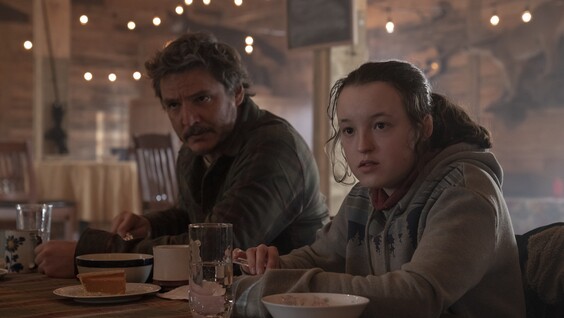 Bella Ramsey and Pedro Pascal in a diner