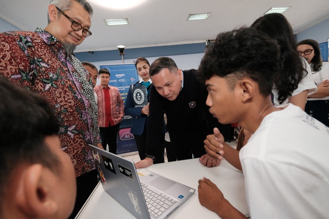 Deputy Coordinating Minister for Basic Infrastructure, Coordinating Ministry of Infrastructure and Regional Development Republic of Indonesia Rachmat Kaimuddin checking out one of the solutions that students and teachers had created together as part of the record attempt