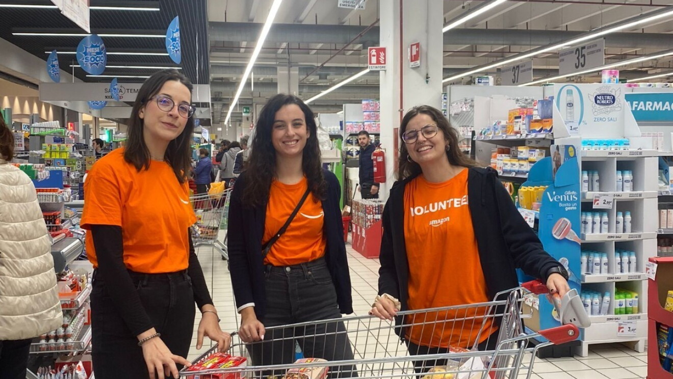 Amazon employees volunteering at the 2023 Food Collection Day 