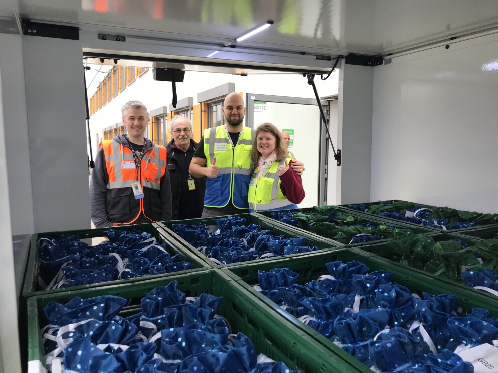 Beladen des Lieferfahrzeugs in Dortmund mit den Geschenken.