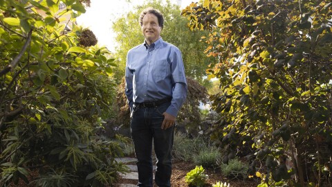 Josh美诺、原则可访问性研究员亚马逊的名字,代表一个花园在他家门口的肖像。