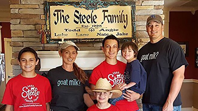 手工制作的小型企业卖家在亚马逊对着镜头微笑