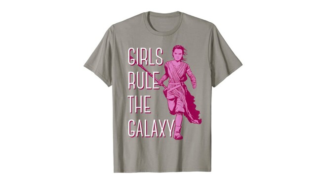 一件写着“女孩统治银河系”的衬衫,上面印着《星球大战》里蕾伊的形象