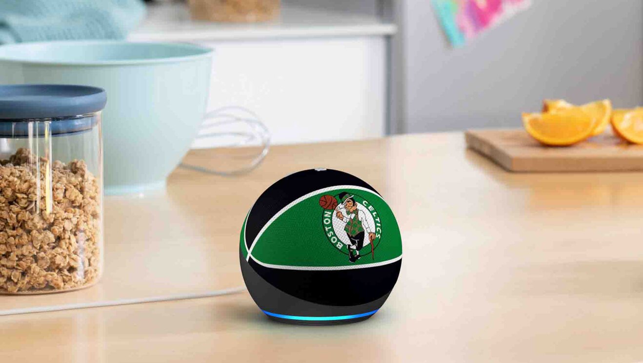 キッチンカウンターの上に置かれた球状のデバイス。バスケットボールを模したデザインで、セルティックスのロゴ入り。カウンターにはまな板やキャニスター、ボウルなどもある。