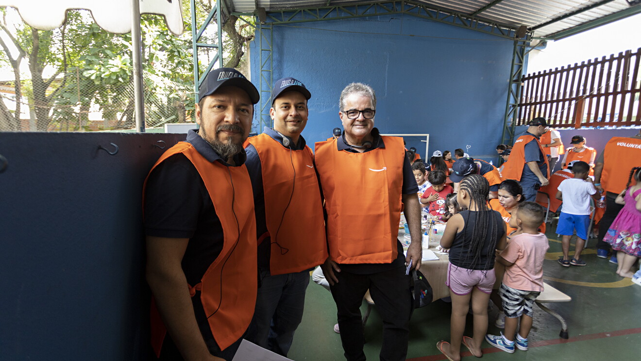 Como a Amazon Brasil tem impactado positivamente as comunidades onde tem operação e seus funcionários vivem