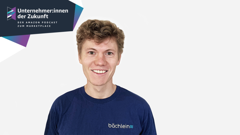 Porträtfoto von Jan Carlsen von Bächlein mit Unternehmens-T-Shirt für den Unternehmer:innen der Zukunft Podcast. #UdZ