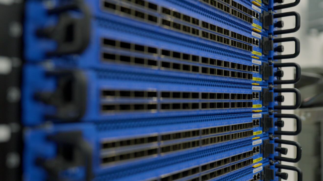 退役的照片一个AWS数据中心服务器机架。