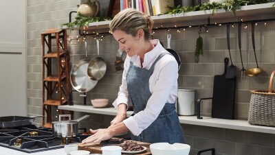 KDP烹饪书作者Virginie Degryse在家里厨房做饭的图片。