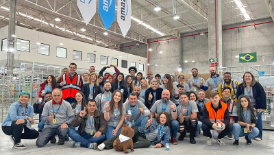 Grupo de funcionários posam para foto em centro de distribuição no Brasil