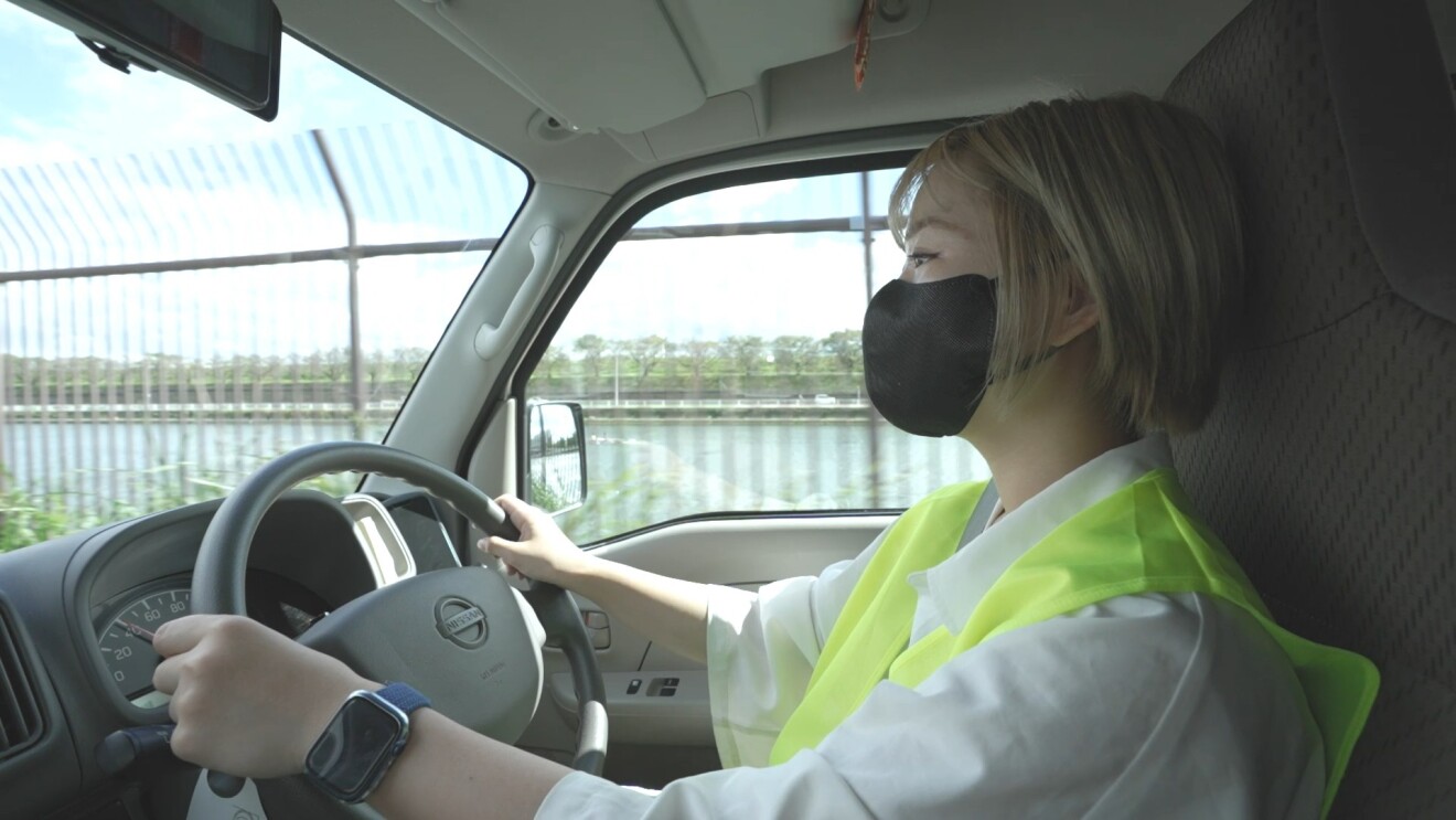 配達のため運転中の中島さん