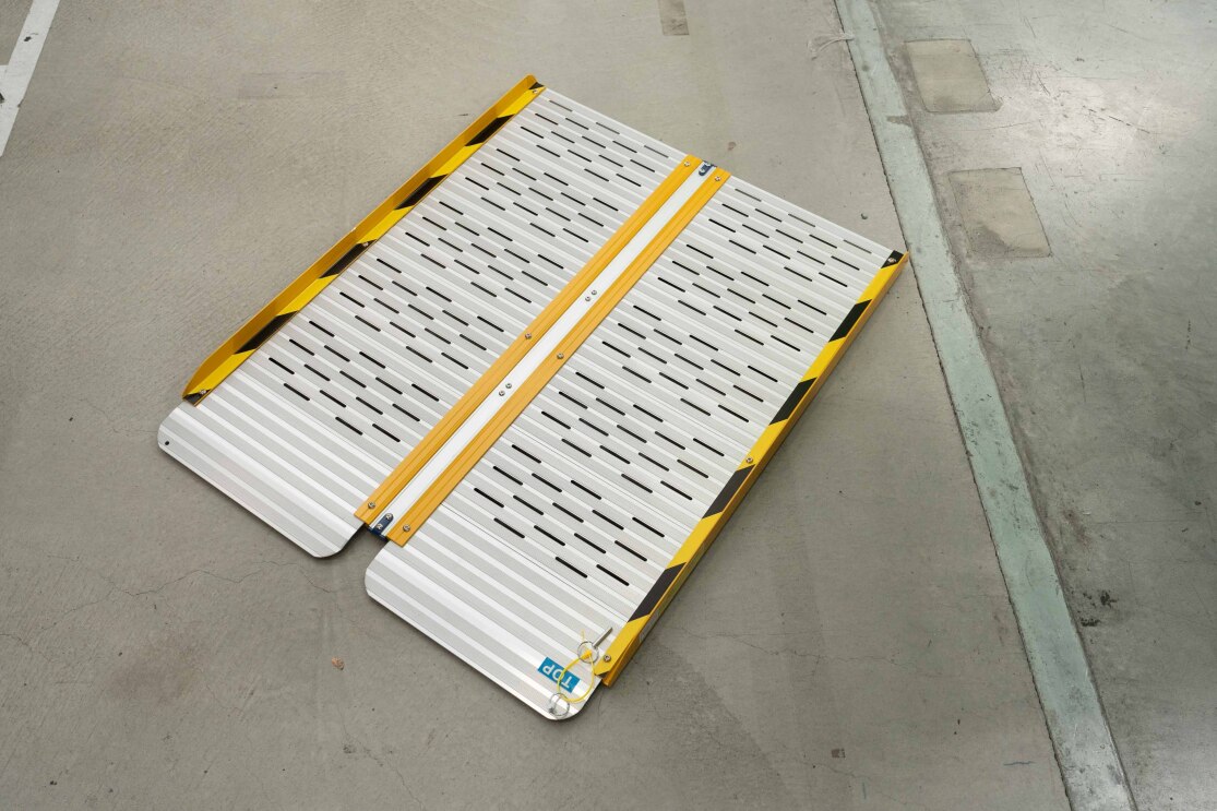 短い段差をカバーできる長さ90cmほどの金属製のスロープ